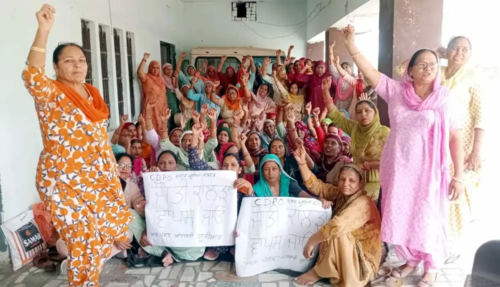 आंगनबाड़ी वर्करों का धरना दूसरे दिन भी जारी