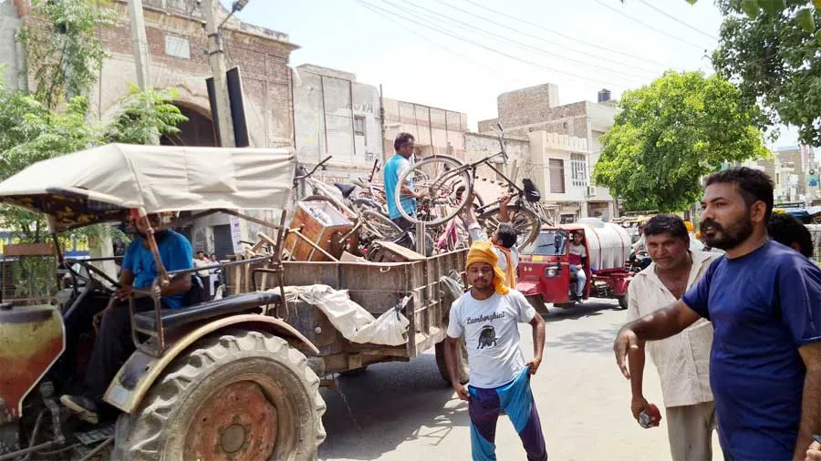 नगर निगम ने अवैध कब्जों में लेकर दुकानदारों के चालान काटे