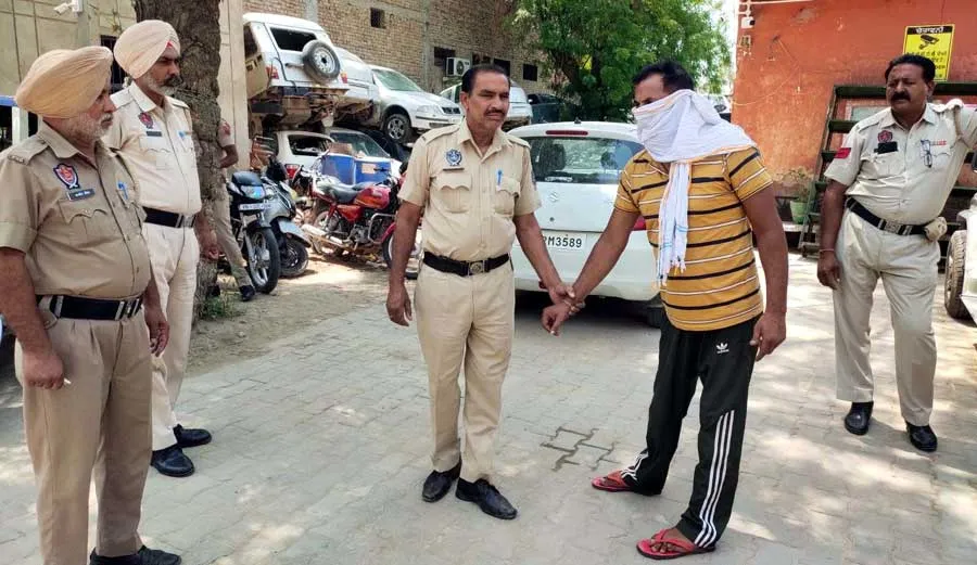 पुलिस ने पकड़ा दिव्यांग नशा तस्कर