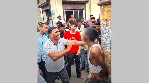 गोदाम से सामान चुराते युवक काबू