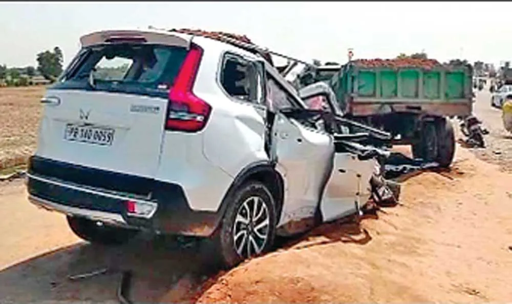 मिट्टी के डंपर में टकराई स्कारपियो, गाड़ी चालक की दर्दनाक मौत