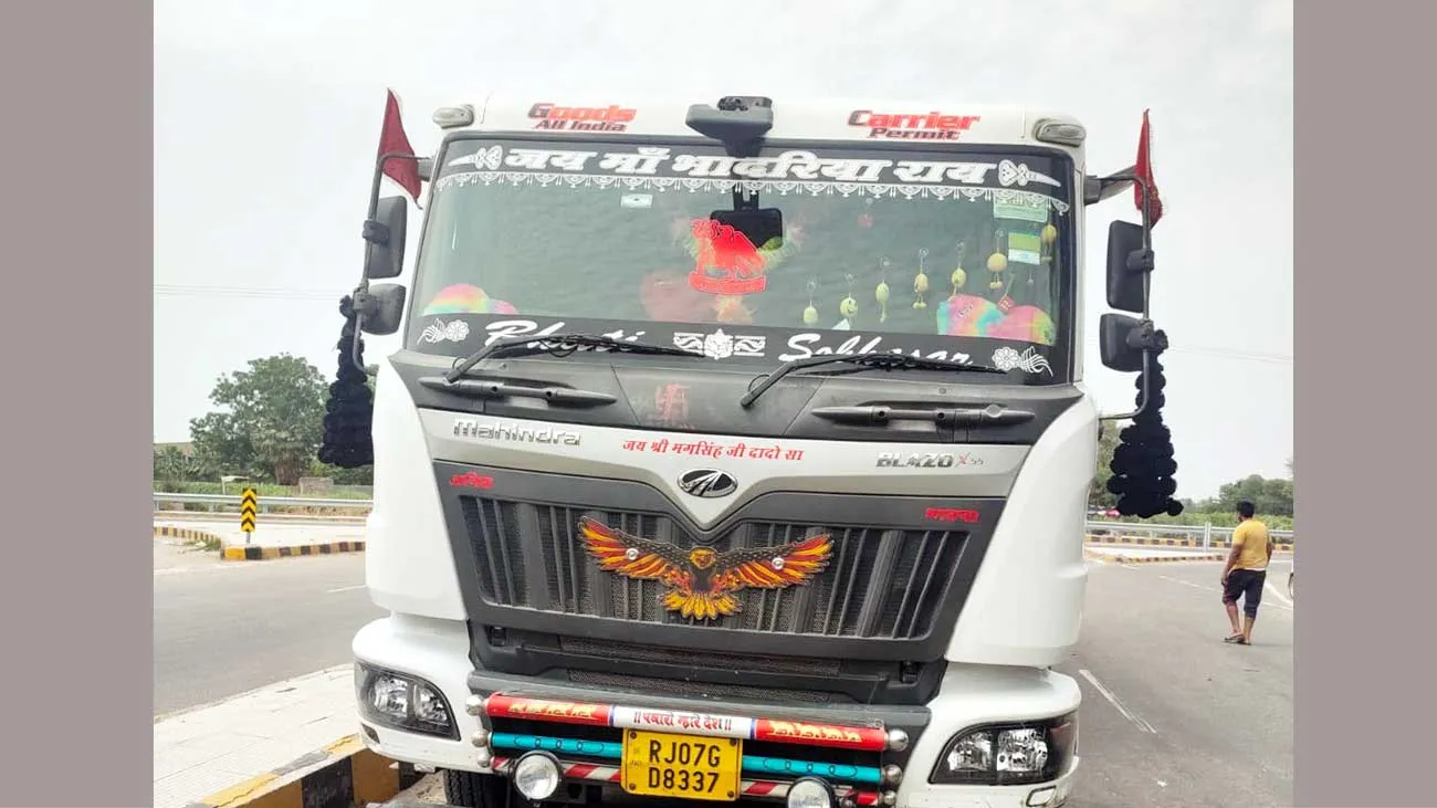 ट्राले की टक्कर से बाईक सवार युवक की दर्दनाक मौत
