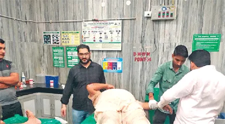 कार चालक ने बाईक सवार वृद्ध को मारी टक्कर, गंभीर घायल
