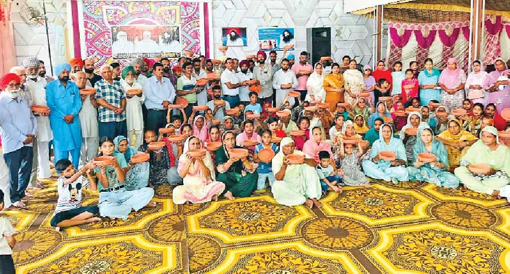 ‘पक्षी उद्धार’ मुहिम के तहत बांटे पानी वाले सकोरे
