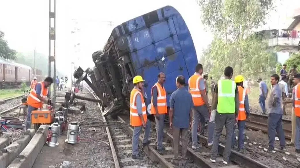 आंध्र प्रदेश में मालगाड़ी पटरी से उतरी
