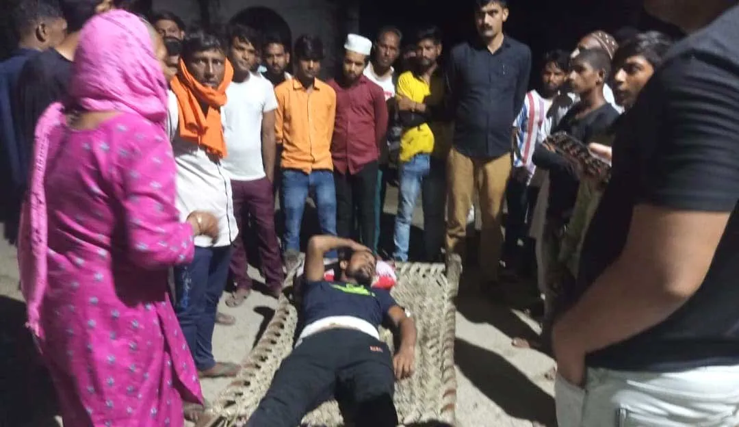बीच-बचाव करने पहुंचे युवक का फोड़ डाला सर, हालत नाज़ुक मेरठ रेफर