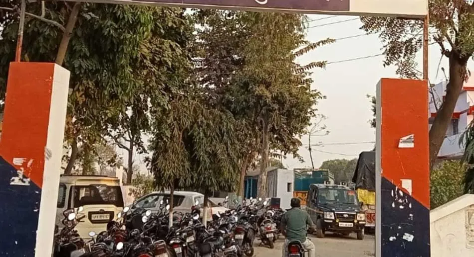 सड़क हादसे में बाइक सवार दो युवक जख्मी घायल नशे में थे धुत्त