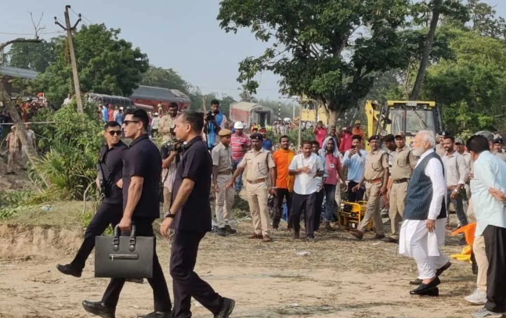 Balasore Train Accident: पीएम नरेंद्र मोदी हालात का जायजा लेने के लिए दुर्घटनास्थल पर पहुंचे
