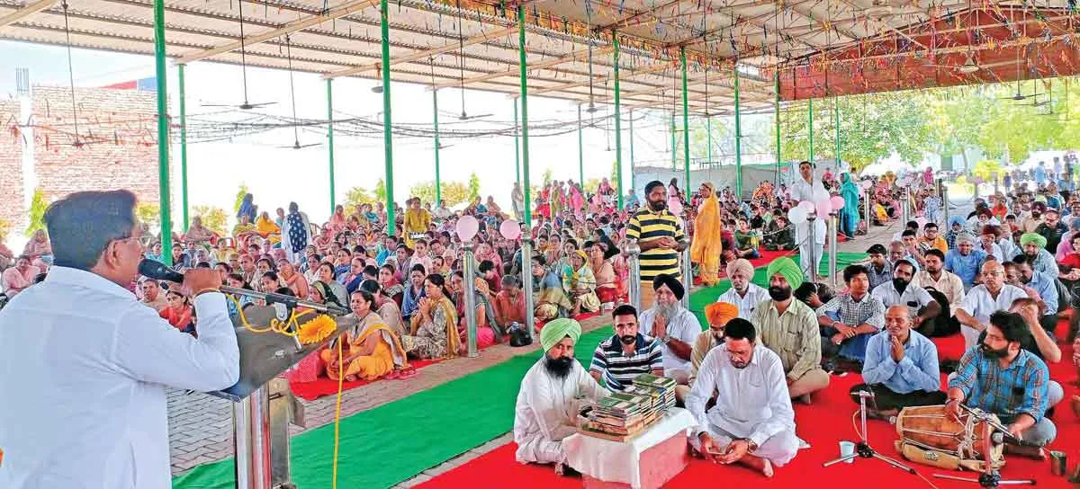 फादर्स डे: ब्लाक स्तरीय नामचर्चा में साध-संगत ने गाया गुरूयश