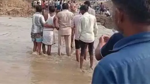 Big news: नदी में गिरा ट्रक, 5 लोगों की दर्दनाक मौत, कई लापता