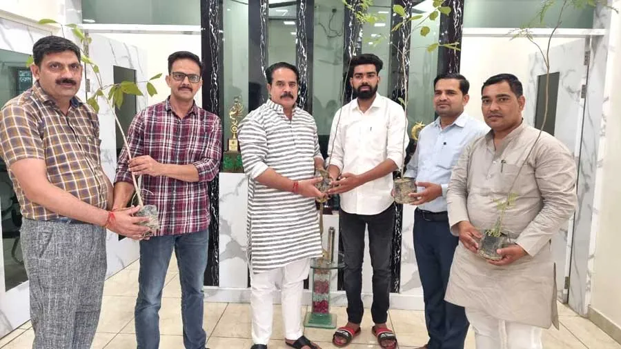 धरती का श्रंगार होते है पेड़ पौधे: डा अनिल आर्य