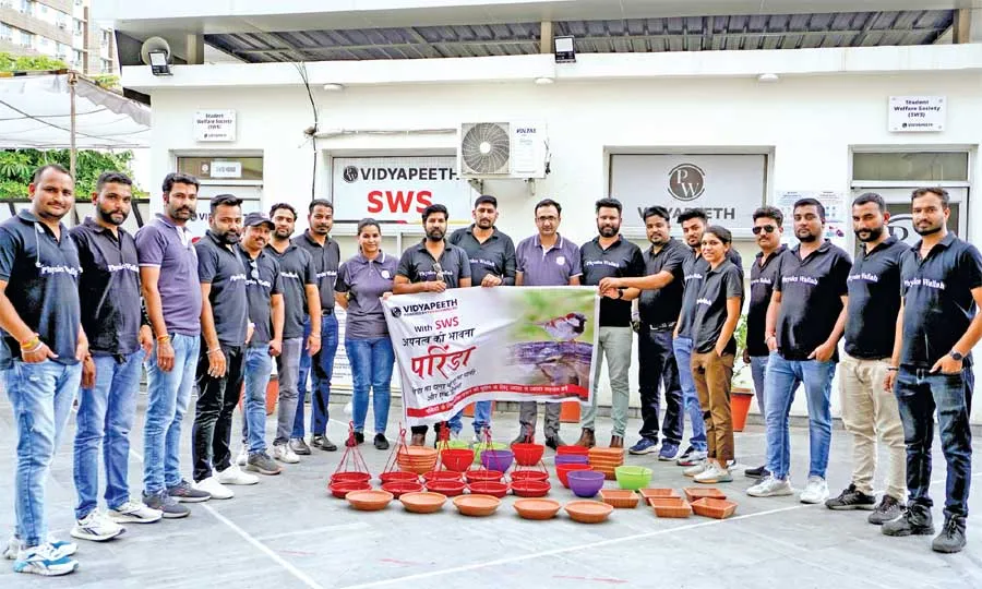 पक्षियों के लिए चलाया परिंडा अभियान