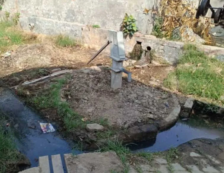 खराब पड़ा सरकारी नल पीने के पानी को तरस रहे ग्रामीण, प्रधान व ब्लॉक अधिकारी मौन