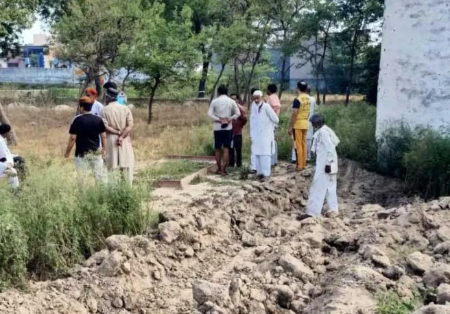 Bulandshahr: कब्रिस्तान की हदबंदी जेसीबी से क्षतिग्रस्त, कब्रिस्तान में बनी दो क़ब्र भी हुईं क्षतिग्रस्त