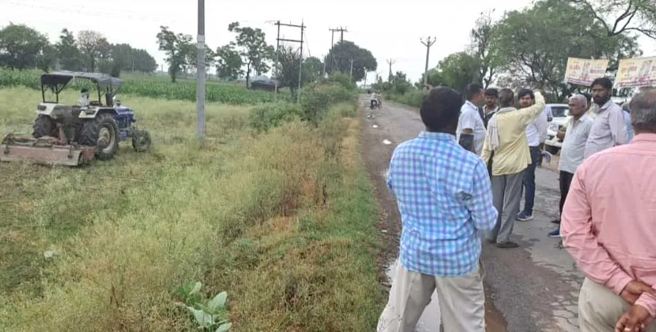 नगर पंचायत ने पंचायती जमीन पर चलवाया टृैक्टर