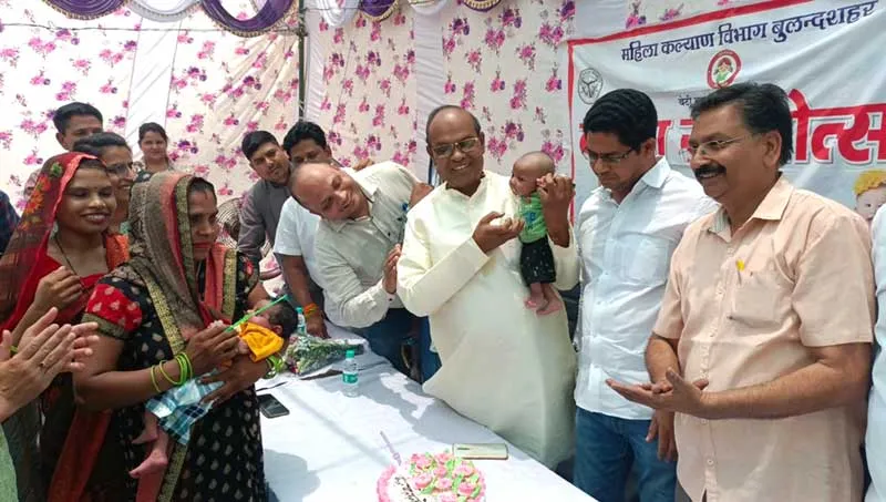 सामुदायिक स्वास्थ्य केंद्र स्याना पर केक काटकर मनाया कन्या जन्मोत्सव