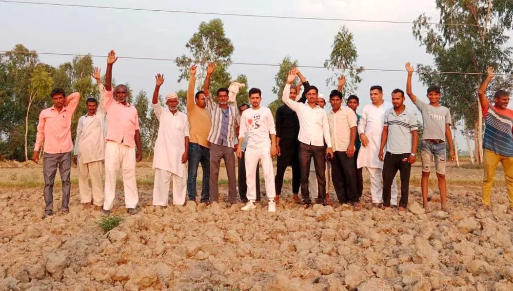 जर्जर लाइन को बदलवाने के लिए ग्रामीणों ने की अधिशासी अभियंता स्याना से मांग