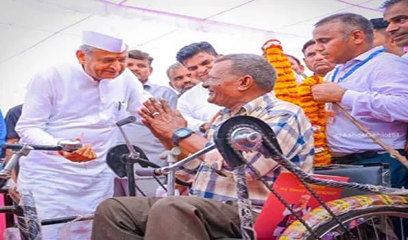 CM Ashok Gehlot: गहलोत खुद ले रहे महंगाई राहत शिविरों का फीडबैक
