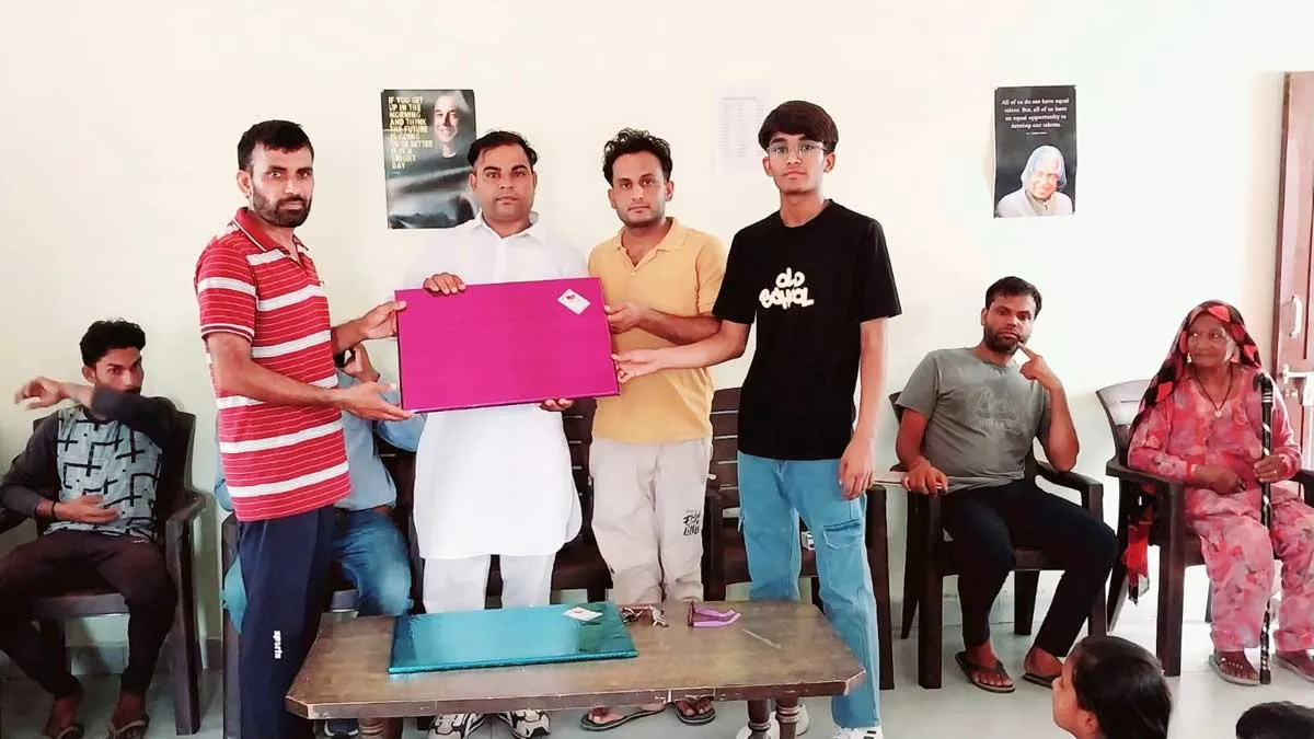 मजदूर के बेटे का चयन बेंगलुरु यूनिवर्सिटी में, ग्रामीणों ने जताई खुशी