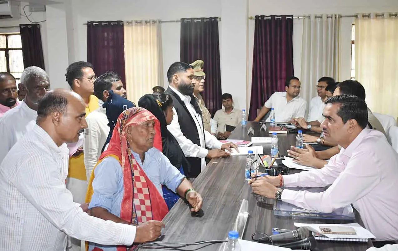 ‘संपूर्ण समाधान दिवस’ में डीएम ने सुनीं 91 फरियादियों की फरियाद