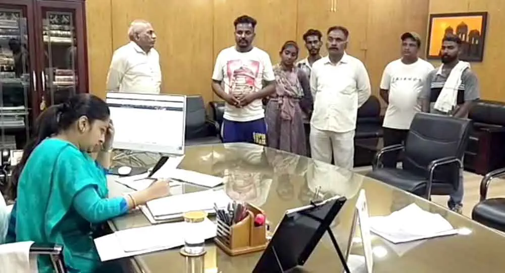 टेम्पो चालकों पर नाजायज रूप से परेशान करने का आरोप, किया प्रदर्शन