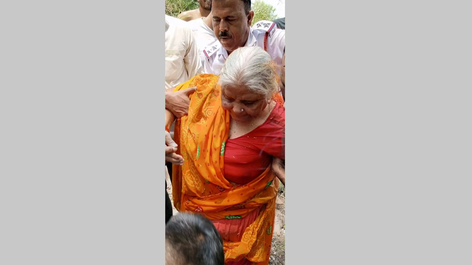 यातायात पुलिस ने बचाई नहर में डूबती महिला की जान