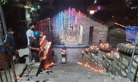 सबसे प्राचीन मंदिरों में एक गोपीनाथ मंदिर के एक हिस्से में दरार