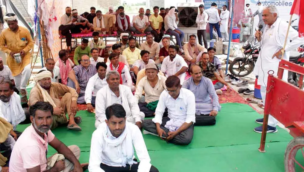 एसपी कार्यालय पर किया प्रदर्शन, आज बैठक