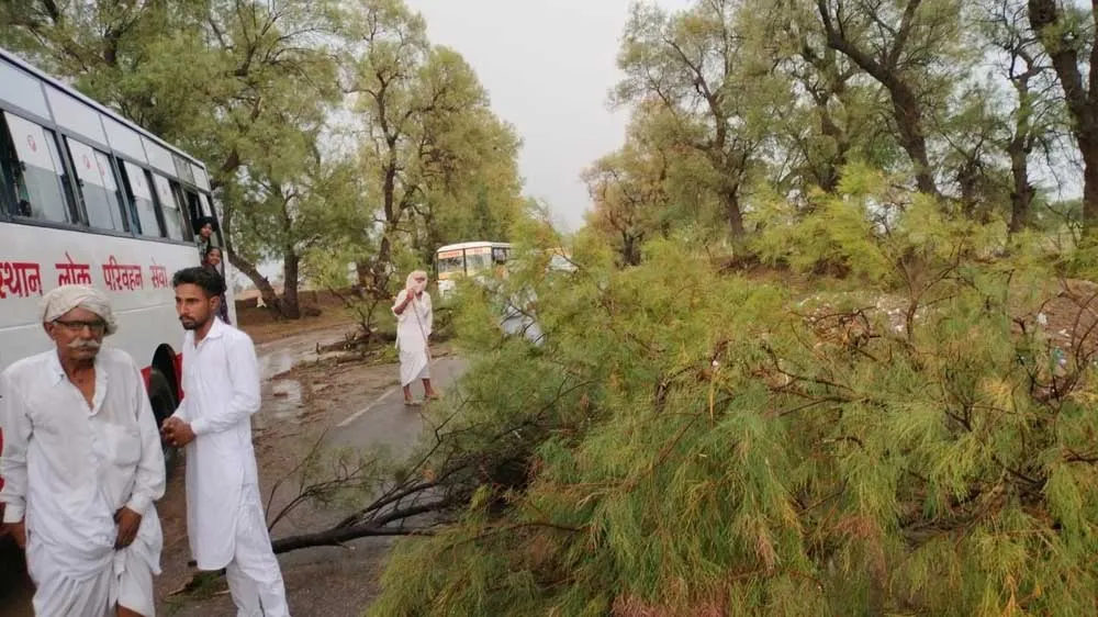 Heavy Rain:- अंधड़ के साथ बारिश, गिरे ओले, गर्मी से मिली राहत