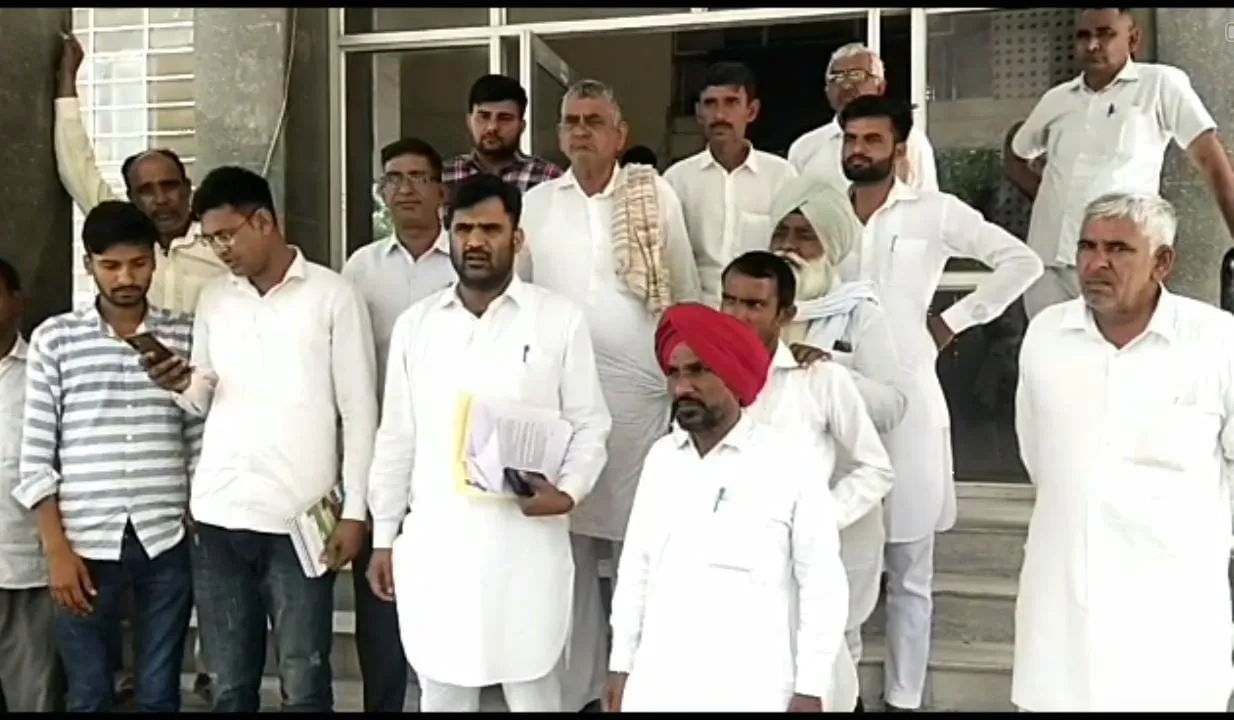 बकाया फसल बीमा क्लेम न मिला तो नहीं उतरने देंगे सीएम का हेलीकॉप्टर