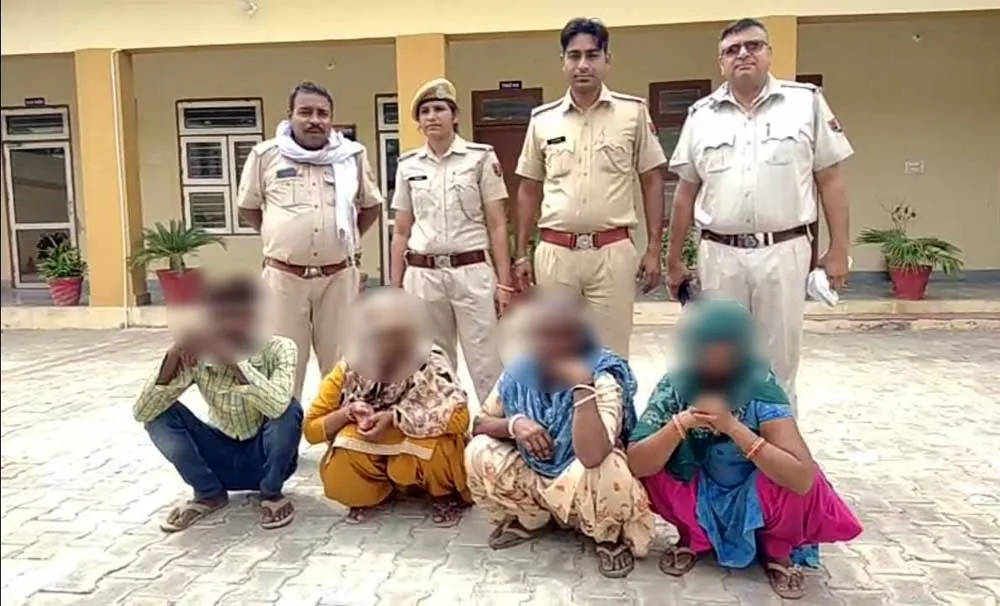 ब्लैकमेल करने के मामले में 3 महिलाओं सहित 4 गिरफ्तार