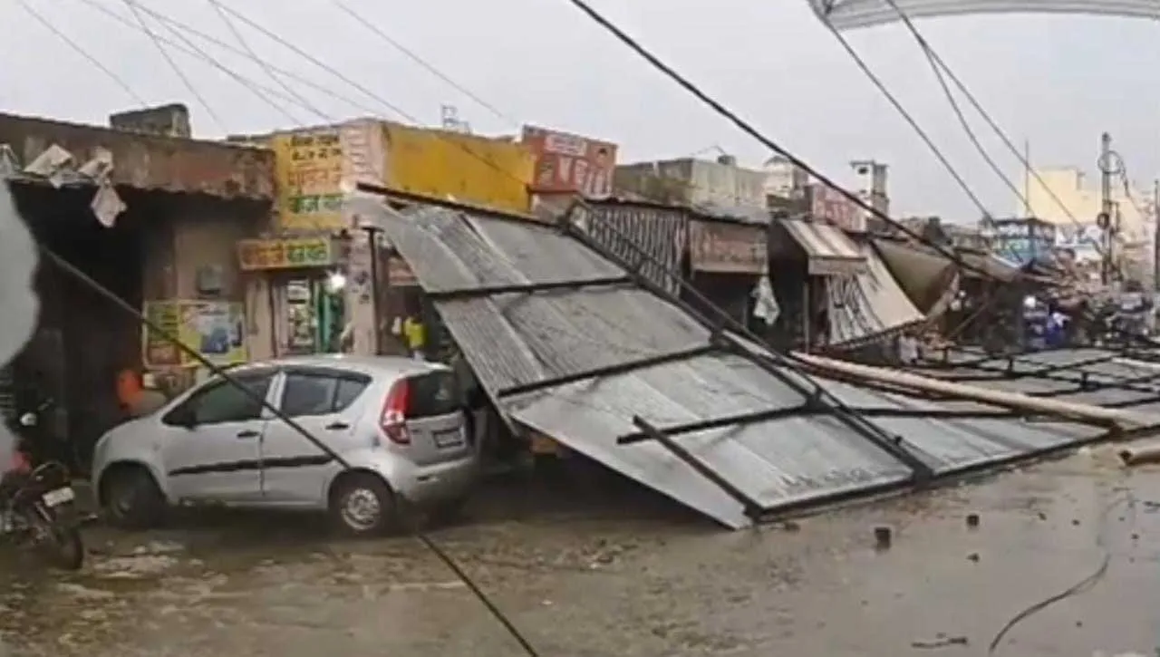 तेज आंधी में गौशाला का शेड उड़कर बरसी गेट के बाहर गिरा