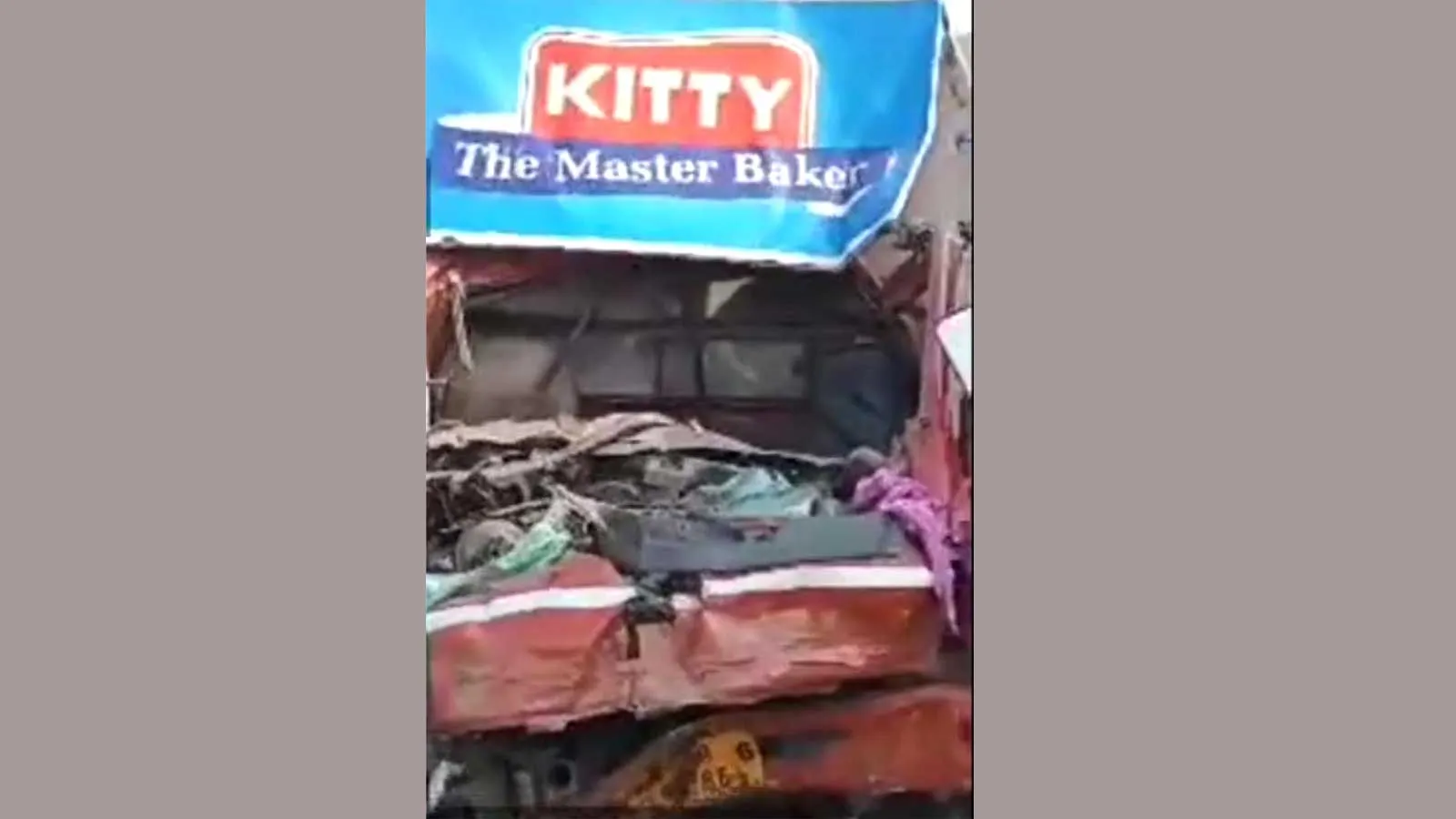 खड़े ट्रक से कैंटर टकराया, दो की मौत