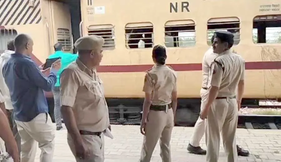 Breaking News:- पैसेंजर ट्रेन में बम की सूचना के बाद मचा हडकंप, पिल्लूखेड़ा में रोकी गई ट्रेन