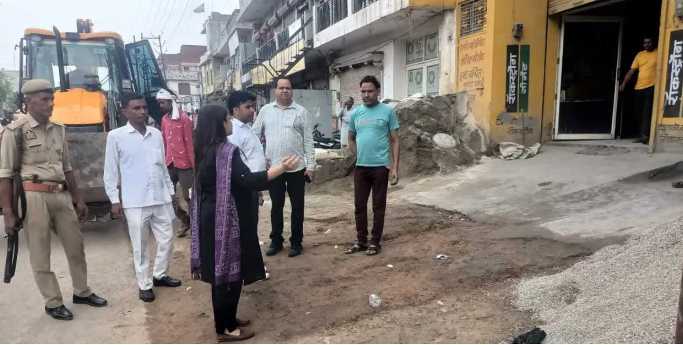 एसडीएम ने मुख्य मार्ग से हटवाया अतिक्रमण, जब्त किए होर्डिंग्स