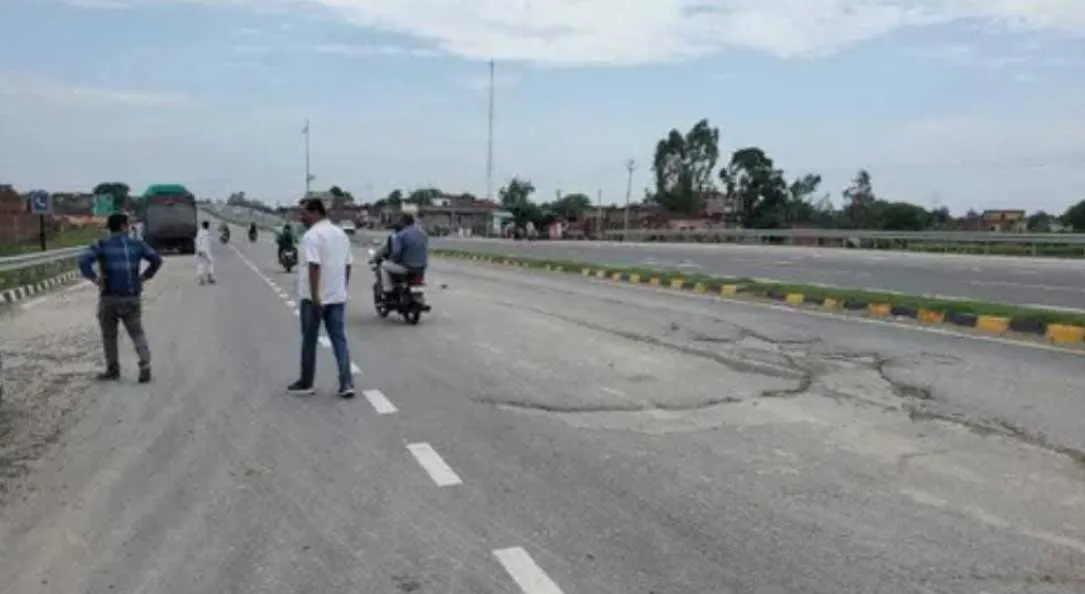 कैराना में एक माह में दूसरी बार टूटी फ्लाईओवर की सड़क