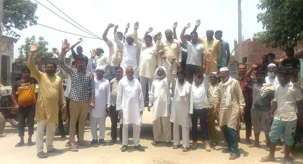रेत के ओवरलोड वाहनों के खिलाफ ग्रामीणों ने खोला मोर्चा, लगाया जाम