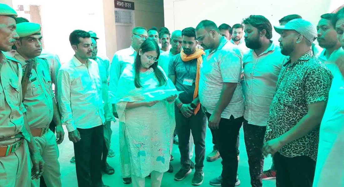 आदिपुरुष’ को लेकर बिफरे हिन्दू संगठन के कार्यकर्ता, प्रदर्शन
