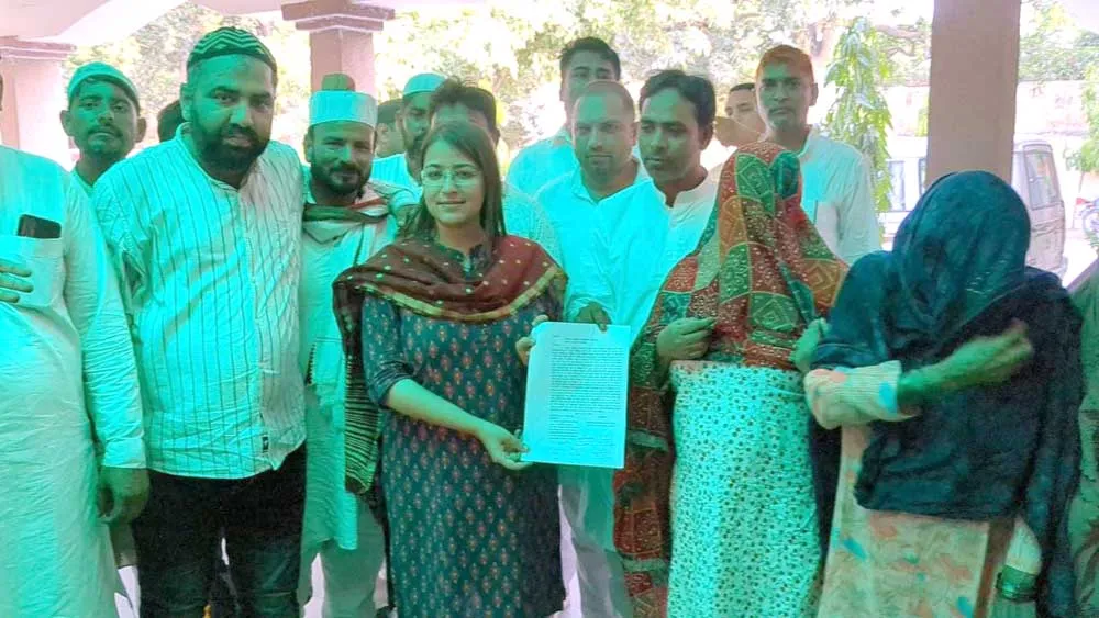 कैराना में नपा चेयरमैन के खिलाफ सभासदों ने खोला मोर्चा, सौंपा ज्ञापन