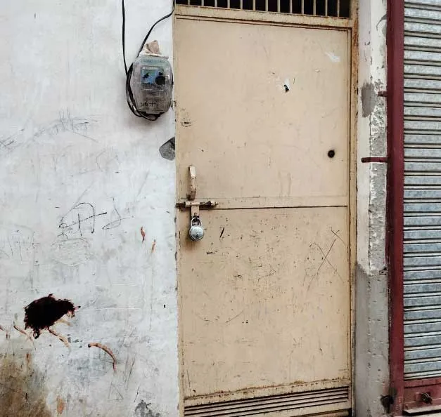 Kairana News: मकान का ताला लगाकर भूमिगत हुआ सर्राफ का परिवार