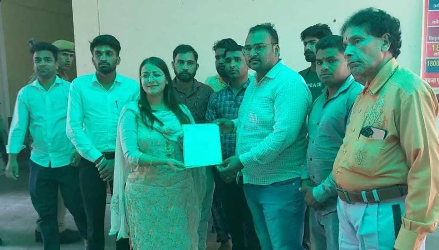 साक्षी के हत्यारे को फांसी पर लटकाने की मांग, सौंपा ज्ञापन