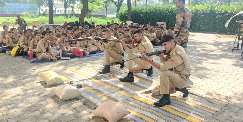 NCC कैम्प में फायरिंग प्रैक्टिस और निशानेबाजी प्रतियोगिता की तैयारी करवाई