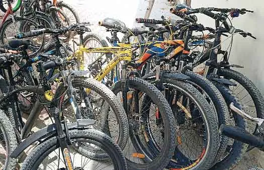 पदमपुर बाईपास मार्ग पर लावारिस मिली महंगी साइकिलें