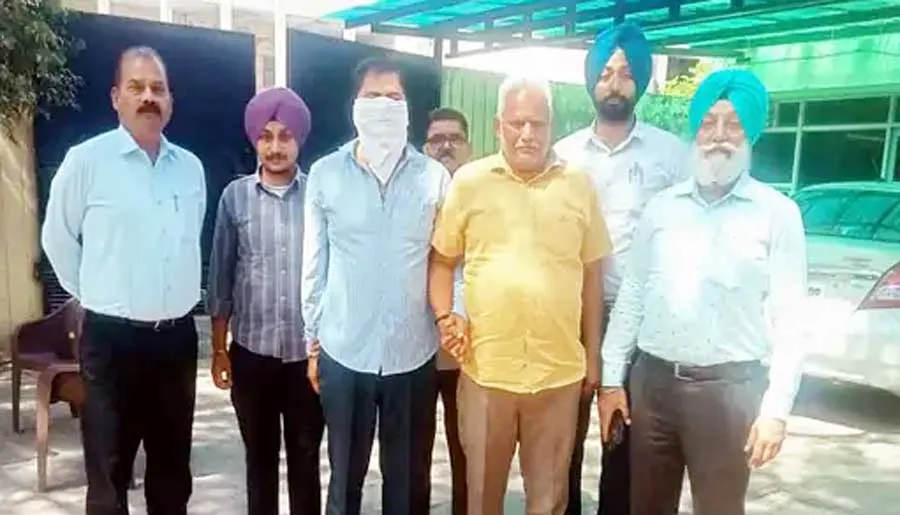 कूड़ा उठाने वाले से 4000 रुपये रिश्वत लेता सैनेटरी इंस्पेक्टर गिरफ्तार