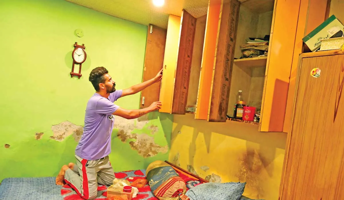 चोरों ने घर से 20 मिनटों में उड़ाई लाखों की नगदी व सोना