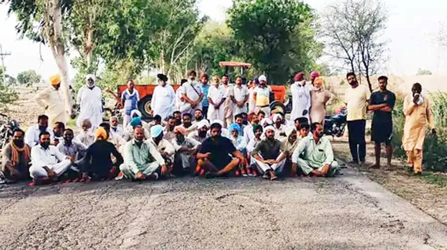 किसानों ने किया हाईवे जाम, नारेबाजी