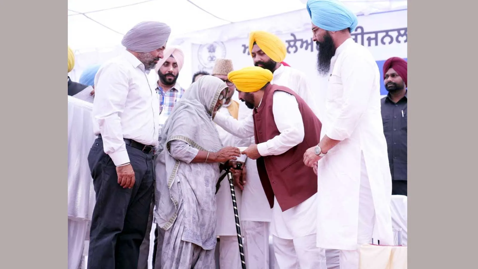 कोरोना योद्धा के परिवार को 50 लाख का चेक सौंपा