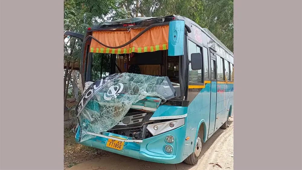 बस व ट्रक की भिड़ंत में सात घायल