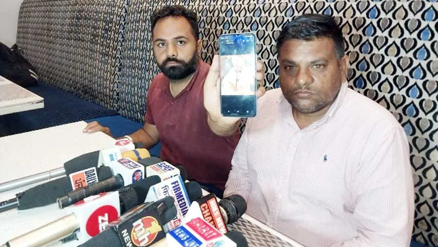 एएसआई को पैसे नहीं देने पर घर आकर पत्नी-बेटी के साथ की गाली-गलौच