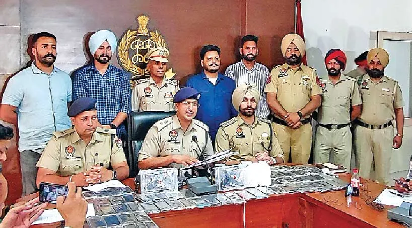 चोरी के 6 बाईकों व 2 लग्जरी कारों सहित 11 लूटेरे गिरफ्तार